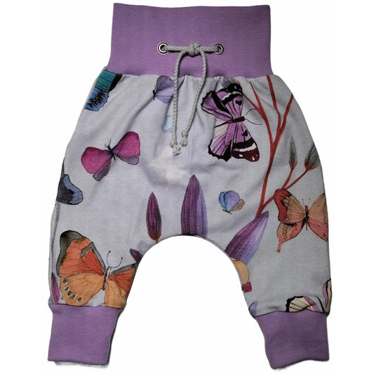 Baggy bukser i lilla med motiv af sommerfugle